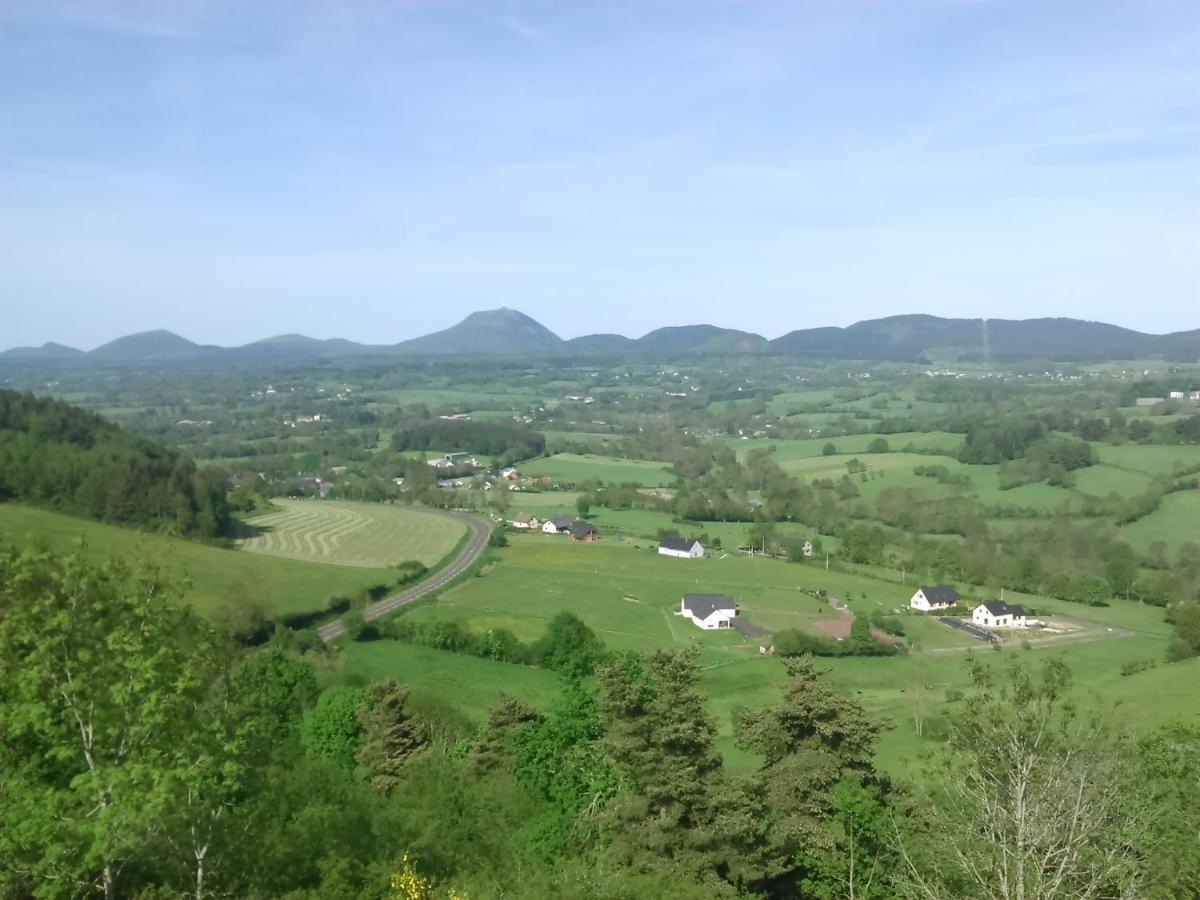 Coquelicot, Entre Volcans D Auvergne Et Sancy, Orcival. Extérieur photo